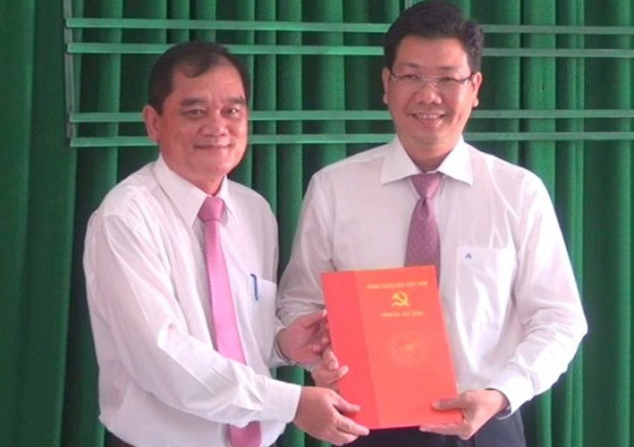 Hội nghị đột xuất Ban chấp hành đảng bộ huyện Gò Dầu: Bổ nhiệm ông Nguyễn Mạnh Hùng làm Bí thư Huyện ủy * Luân chuyển ông Nguyễn Thành Tâm- Bí thư Huyện ủy Gò Dầu giữ chức vụ Chủ tịch Hội đồng nhân dân tỉnh.
